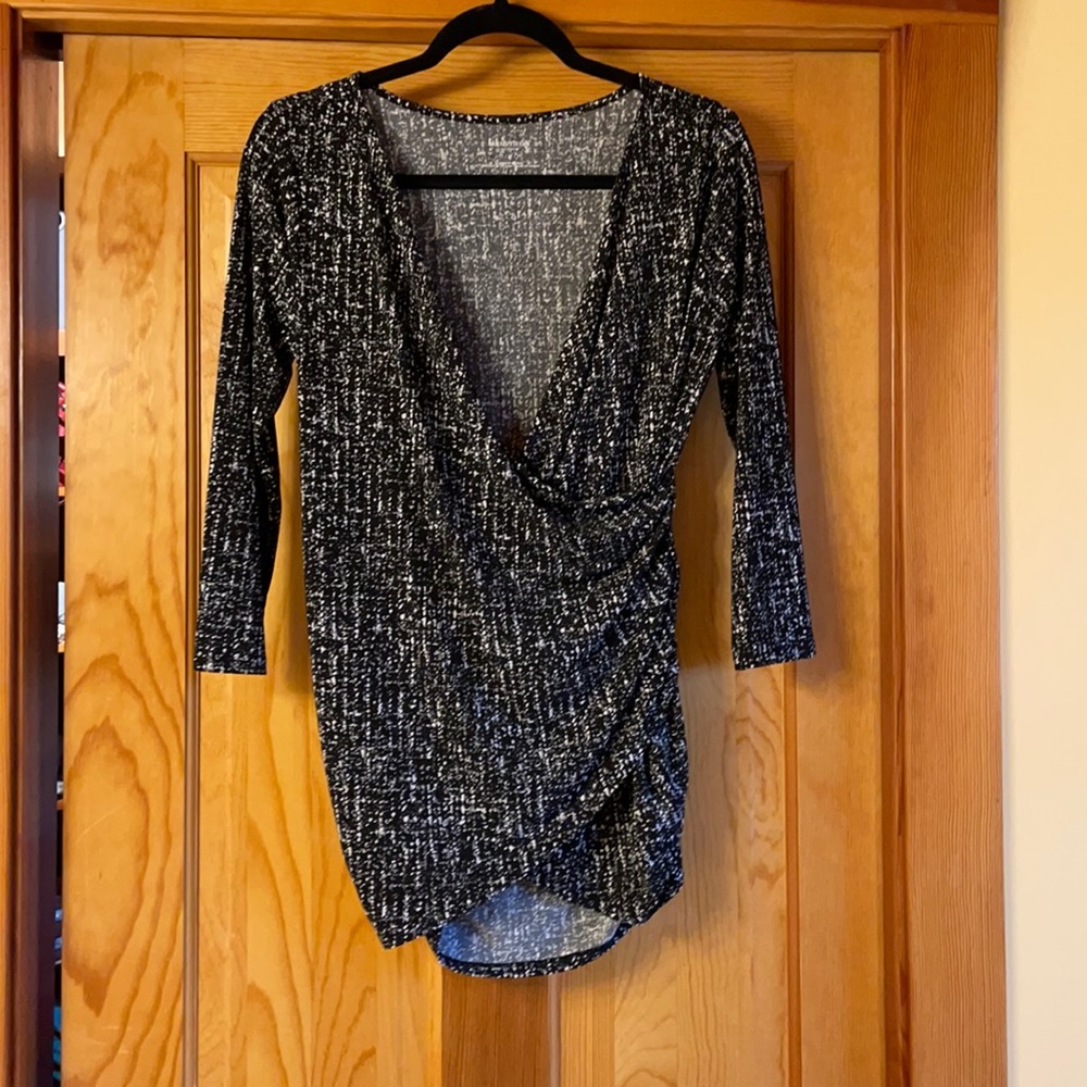 Stretchy maternity top in black and white